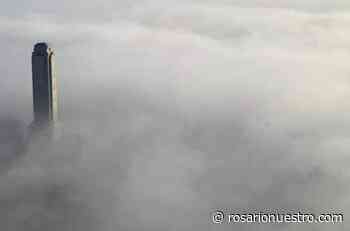 Una ciudad escondida bajo la niebla: impactantes imágenes aéreas de Rosario envuelta en una nube gris - Rosario Nuestro