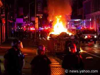 New York City cops sat watching as looters ransacked stores in Manhattan