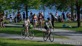Sun-starved folks flock to Ottawa-Gatineau parks and beaches - CBC.ca