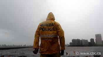 Cyclone lashes India's business capital, 100,000 evacuated from homes