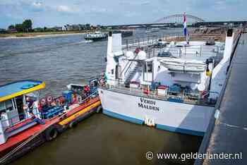 ‘Dinerboot’ zorgt voor heibel aan de Waal in Nijmegen