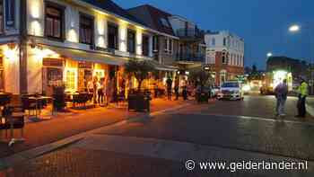 Auto rijdt terras op in Gennep, meerdere gewonden