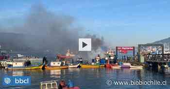 Incendio afecta a embarcación en caleta Anahuac de Puerto Montt - BioBioChile