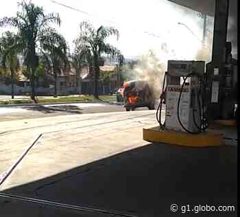 Kombi pega fogo após ser abastecida em posto de combustíveis em Ibitinga; veja o vídeo - G1