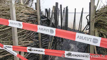 Boswachter denkt dat 'kampvuurfeest' brand veroorzaakte in vogelhut Ezumazijl - Omrop Fryslan