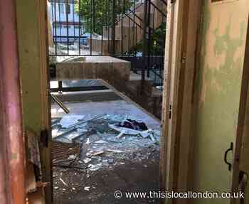Armed police raid Battersea flat in 'firearms' bust