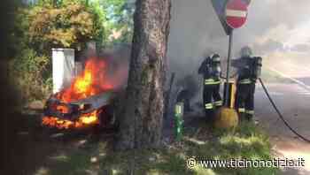 Castano Primo: auto in fiamme lungo la strada per Turbigo - Ticino Notizie