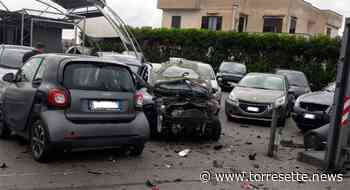 Torre Annunziata - Bomba carta esplode sotto un'auto presso la concessionaria Ad Cars - TorreSette