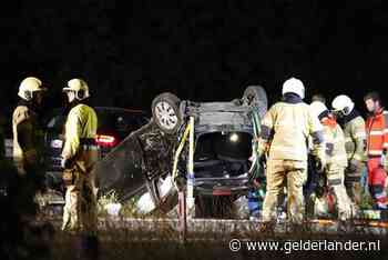 Auto slaat over de kop op A73 bij Haps, traumahelikopter landt op snelweg
