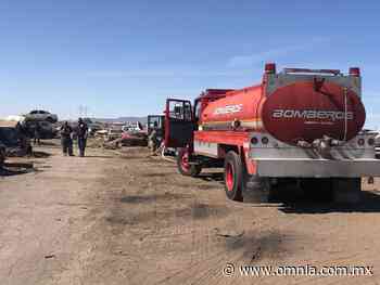 Fuerte incendio de yonke en la salida a Delicias; 8 vehículos quemados - Omnia
