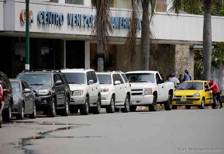 Venezuela's new gasoline system fails to end epic lines