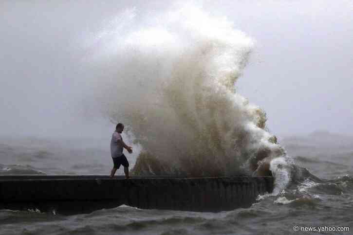 High winds and rain as tropical storm nears US Gulf Coast