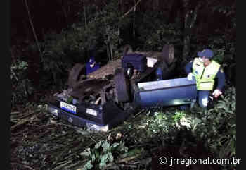 Motorista escapa ileso de capotamento na SC 163, em Itapiranga (SC) - JRTV Jornal Regional