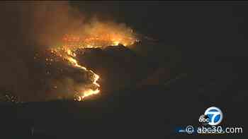 20-acre brush fire threatening structures in Castaic near 5 Freeway - WATCH