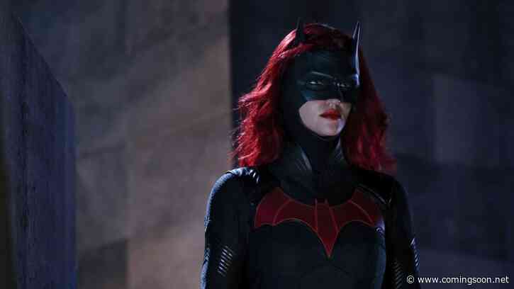 Batwoman Showrunner Addresses Decision to Introduce a New Lead for Season 2