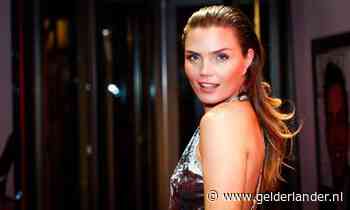 Trotse Kim showt babybuikje Nicolette wordt beschoten