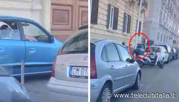Napoli, sale con l'auto sul marciapiede di Mergellina per evitare il traffico. Il video - Teleclubitalia.it