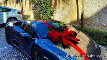Napoli, Insigne riceve una Lamborghini come regalo di compleanno e la foto infiamma i social - La Repubblica