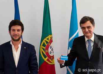 Manuel Monteiro recebeu novo cartão de militante das mãos do líder do CDS - Sol