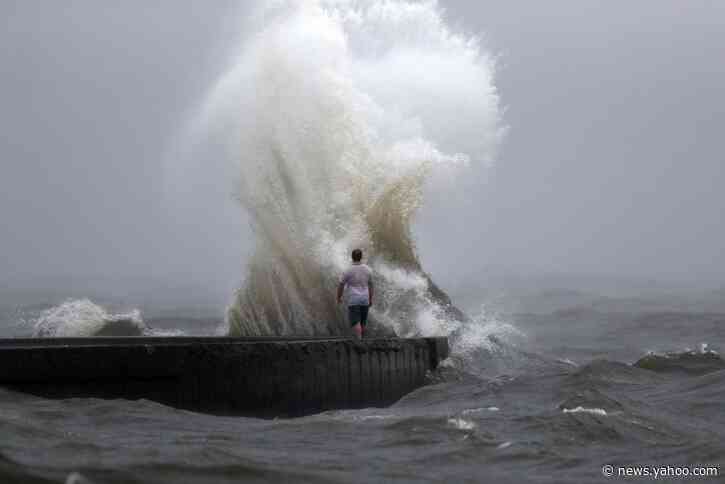 Tropical storm crashes onto US Gulf Coast amid flood threat