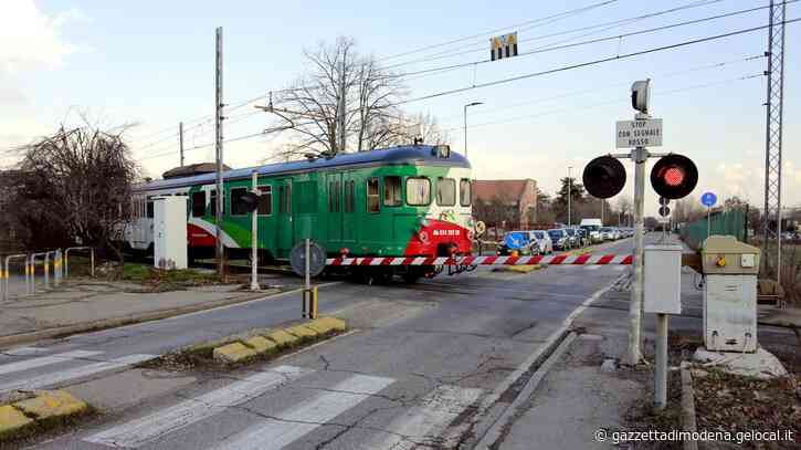 Modena, via Panni: non vede la sbarra del passaggio a livello e la travolge - La Gazzetta di Modena
