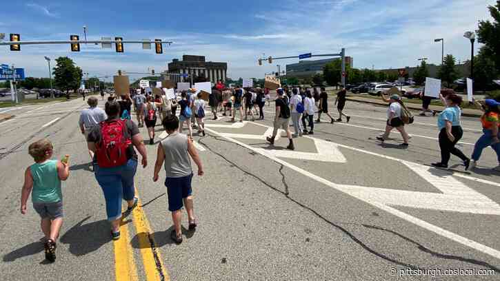 Peaceful Black Lives Matter Protesters Block Intersections As They Move Through Monroeville