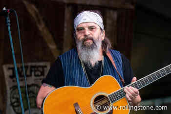 Steve Earle Depicts Trump-Era Anxiety in Acoustic Version of ‘Times Like These’