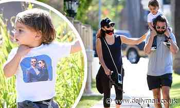 Eva Longoria's walks son who wears T-shirt with parents' photo