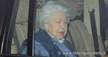 Elisabetta, strappa l’erba e sogna i pony del cinema e della starlette I vizietti privati della Regina - Liberoquotidiano.it