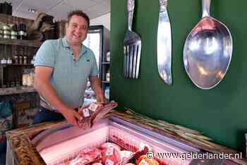 Cateraar Daan leent zijn personeel uit: de een brengt bloemen rond, de ander zwoegt in de bouw