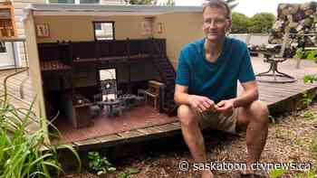 'My favourite part is the piano': Retired Saskatoon engineer builds saloon for hungry backyard squirrels