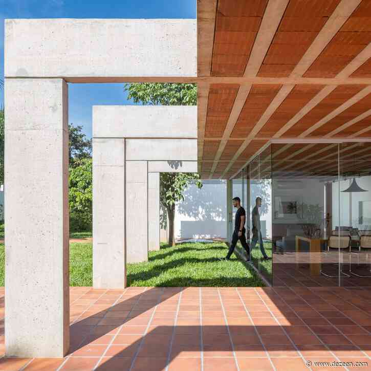 Ten concrete frames punctuate Portico House in Brasília by Bloco Arquitetos
