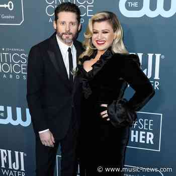 Kelly Clarkson files for divorce