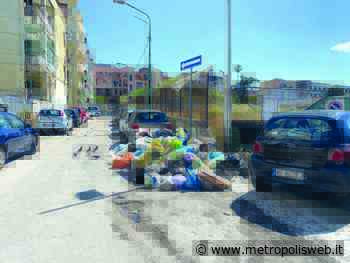 Disastro rifiuti a Torre del Greco, crisi in Comune: la maggioranza mette il sindaco con le spalle al muro - Metropolis