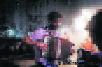 Pablo Coronel persigue la cumbia con la cámara y el acordeón - Diario Río Negro