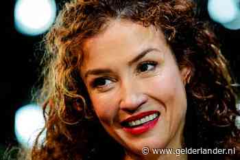 Katja straalt met babybuik in bikini naast zus: ‘Drie meisjes op één foto’