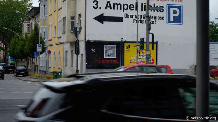 Guerilla-Marketing: Außenwerber klebt Plakate für Drogen-Shop