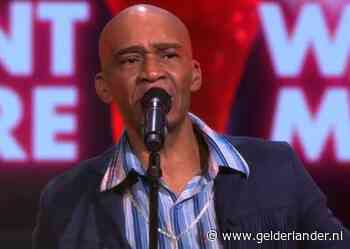 Ex-verslaafde Ricardo (65) raakt André Hazes met cover pa: ‘Je klinkt als hij’