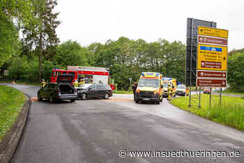 Hildburghausen: Autos krachen auf Kreuzung zusammen - Vier Verletzte - inSüdthüringen