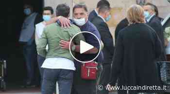 Capannori si ferma per le vittime della Pesciatina: folla in corteo e striscione per l'addio - Luccaindiretta - LuccaInDiretta