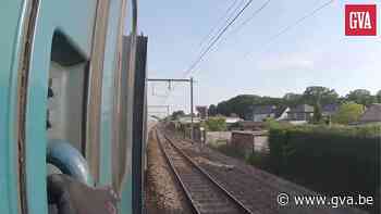 Treinsurfer hangt minutenlang vast aan buitenkant van wagon - Gazet van Antwerpen