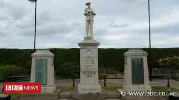 Police block Rhyl war memorial gathering with dispersal order