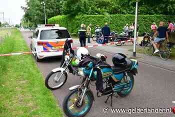 Man schrikt van politie en slaat over de kop met brommer in Duiven