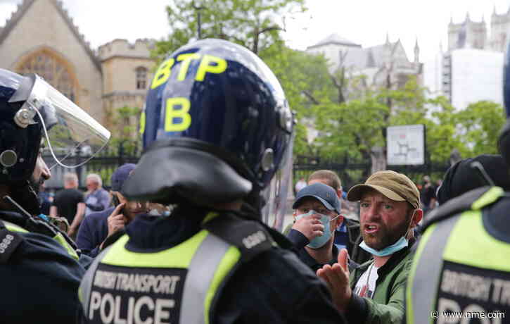 Stars of the entertainment world react to far-right riots in London: “These lot have proven how backwards our country can be”