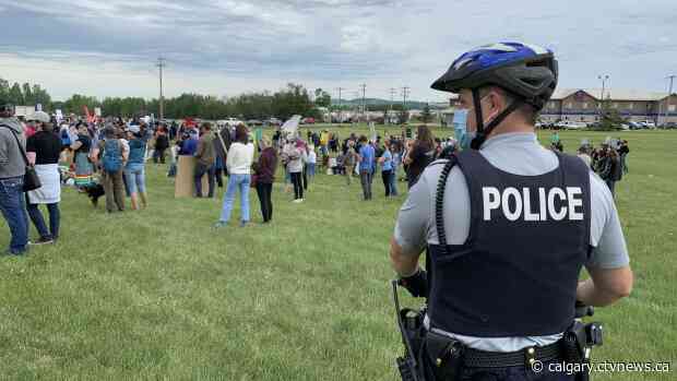 Hundreds attend Black Lives Matter rally in Innisfail, Alta.