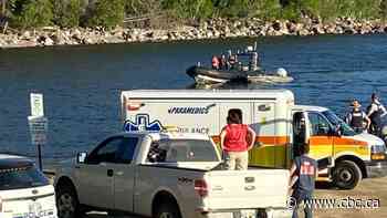 1 person dead, search continues for missing boaters after boat flips on Lake Winnipeg