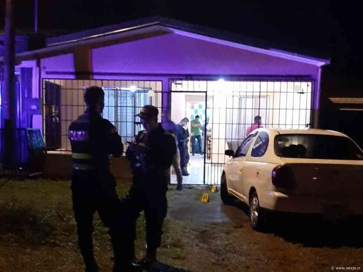 Agarran casa a balazos y dejan dos personas heridas en Guápiles - La Teja