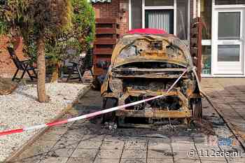 Auto in brand op oprit van woning aan de Begonialaan in Ede