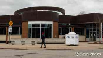Toronto Public Library curbside pickup gaining in popularity after just 1 week