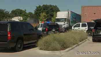 1 dead in north Houston grocery store loading dock accident - KTRK-TV